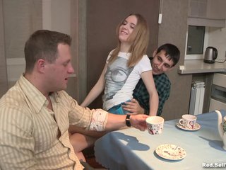 Секс десерт на кухонном столе