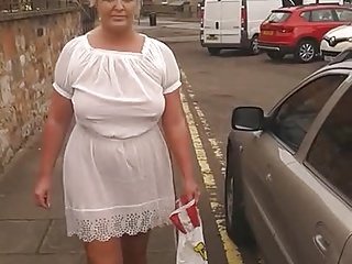 Camminare a piedi nudi per refrigerate vettura ...