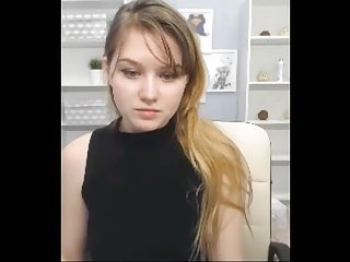 في سن المراهقة الشقراء توري يكشف جسدها العاري ليراها الجميع