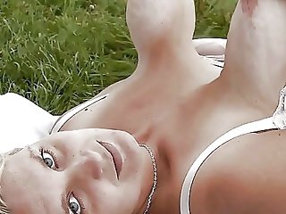 すべての年齢層を引っ張る乳首