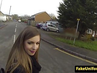 UK slet zuigt policemans pik in politie-auto