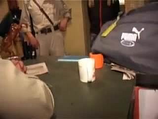 touriste Fouillée au corps deshabillee baisee douane