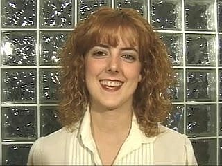 Redhead dải xuống và fondles ngực và lồn của cô