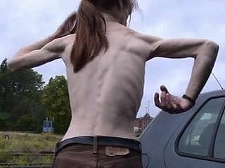 une femme maigre mature avec de petits seins défoncés vides