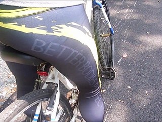 スパンデックスエンジェル - タイトスパンデックス自転車に乗ります