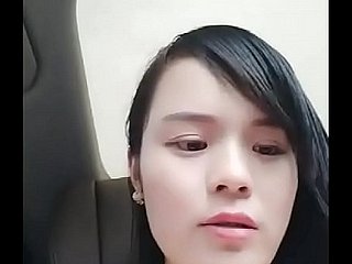 入行没多久明星脸蛋的美女主播和粉丝小树林野战