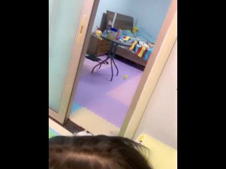 很可爱的中国女孩中出性别虽然姐姐在接下来客房