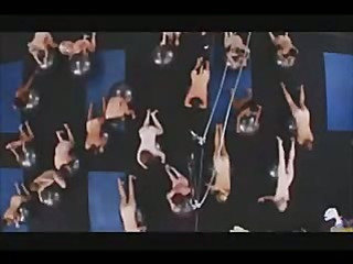 Apostamos que você nunca viu um grande exército tão de garotas nuas com fome