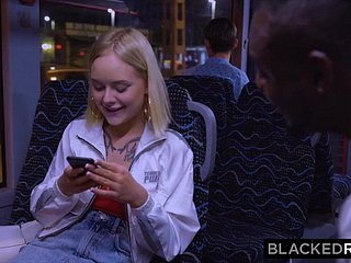 BLACKEDRAW Sur sa maison comme elle a fait un détour flood une BBC