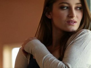 Nubile Bebê Dani Daniels fica nu e mostra seu bichano