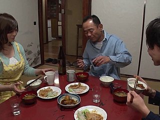 日本のかわいい女の子が男は彼女のおっぱいを見てみることができます